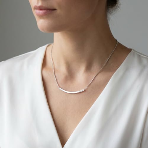 Amazon Essentials Women's Sterling Silver Horizontal Bar Necklace - Minimalist Silver Bar Pendant on Box Chain, Trendy Everyday Jewelry Gift for Women