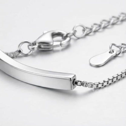 Amazon Essentials Women's Sterling Silver Horizontal Bar Necklace - Minimalist Silver Bar Pendant on Box Chain, Trendy Everyday Jewelry Gift for Women