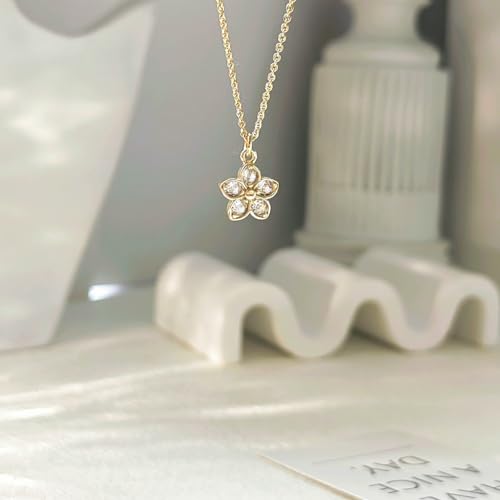 Luxval Diamond Pendant Gold Necklace for Women，Dainty 18k Gold Plated Choker Necklaces Simple Gold Jewelry Gifts for Women - color: Gold-Daisy