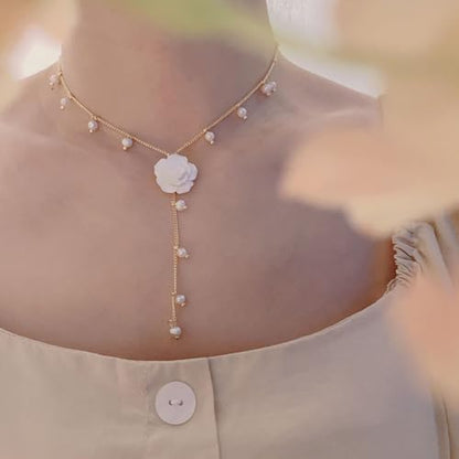 Boho Pearl Drop Necklace for Women White Flower Pendant Necklace Pearl Y Necklace Chain Flower Y Lariat Necklace Pearl Y Drop Chain Necklace Gold Pearl Bead Necklace Jewelry for Girls