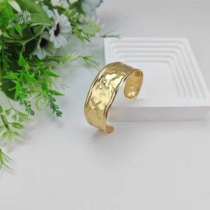 YBMYCM Chunky Shell Cuff Bracelet for Women, Hammered Boho Open Bangle | Adjustable Irregular Wide Bracelets Jewelry Gifts for Women, Perfect for Daily Wear - color: C-Gold