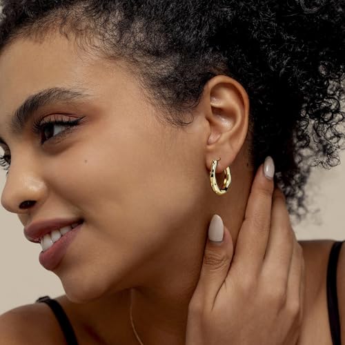 Golden Hoop Earrings For Women The Twisted Close-Fitting Hoop Shape Is Crafted With Gold-Plated Material And S925 Silver Pins Light Luxury Elegant Unique And Minimalist Style - color: GEE4021-Gold