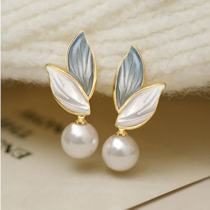 Retro Blue White Leaf Pearl Earrings for Women Light Luxury Faux Pearl Earrings Zinc Alloy Pearl Drop Earrings Casual Daily Wear Accessories for Parties