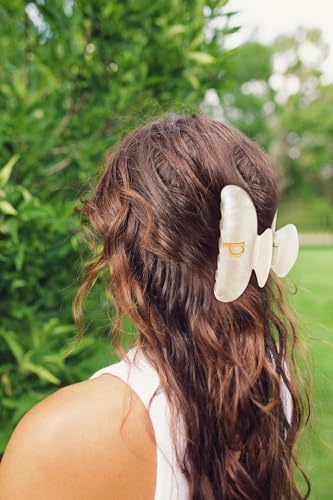 LILIE&WHITE Acrylic Letter Hair Clips For Women Stylish P Monogram | Alphabet Hair Clip Fashion Glitter Claw Clip Elegant And Durable Hair Accessory Large Hair Clips P - color: HC22539P