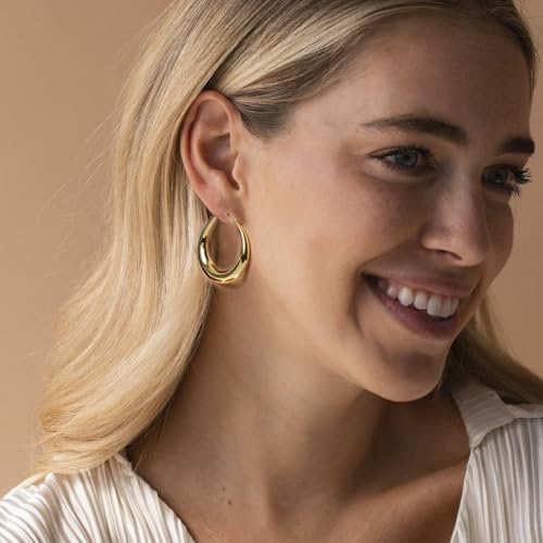 Golden Hoop Earrings For Women The Twisted Close-Fitting Hoop Shape Is Crafted With Gold-Plated Material And S925 Silver Pins Light Luxury Elegant Unique And Minimalist Style - color: GEE4019-Gold