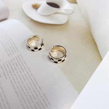 Checker Cuff Wrap Cartilage Earrings for Women Non Pierced Ear Fashion Black White Enamel Fake Hoop Hypoallergenic Jewelry Gift