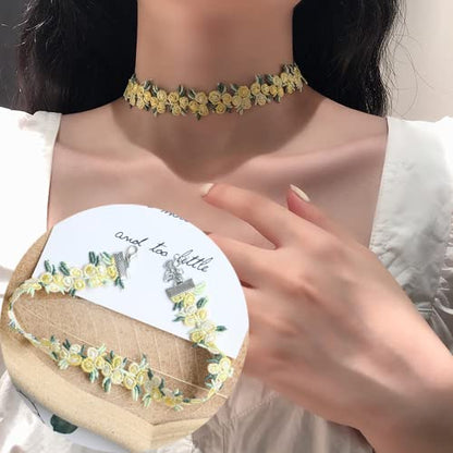Black Choker Necklace Set Velvet Lace Choker Daisy Gothic Punk Classic Choker - color: flower