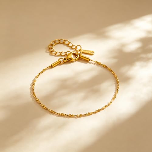 Minimalist Chain Bracelet, Sparkling Dainty Star Chain Jewelry | A chain bracelet made from durable stainless steel. Its reflective, textured design adds a touch of refined elegance. - color: Gold