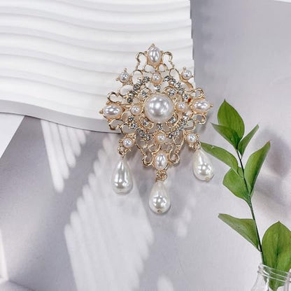 Vintage CZ Pearl Filigree Flower Brooch for Women Gold Plated Dainty Sparkly Crystal Faux Pearl Teardrop Dangle Drop Lapel Pins Elegant Dress Suit Bouquet Ceremony Accessories Wedding Party Jewelry