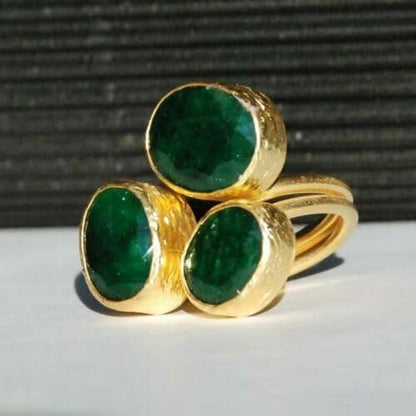 Vintage 18-Karat Gold Emerald Cocktail Ring - Oval Green Gemstone, Size 7 - size: US Code 7