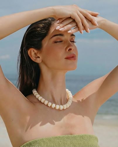 Chunky Beaded Necklace for Women, Colorful Boho Statement Necklace, Gold Chunky Resin Large Bead Necklace, Waterproof Summer Beach Jewelry Gifts for Women - color: Beige