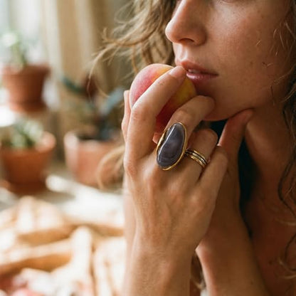 Mchic Colorful Chunky Statement Ring for Women: Boho Large Oval Acrylic Finger Ring Stainless Steel Adjustable Beach Summer Y2K Handmade Jewelry Gift for Women - color: Black
