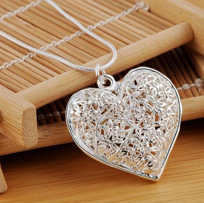 Silver Heart-shaped Pendant Necklace with Hollowed Out Flower Pattern Pendant Women's Wedding Party Jewelry Gift