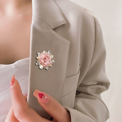 Elegant Rose Flower Brooch Pin for Women Men Wedding Party Gentleman's Essentials Handmade Imitation Crystal Pearl Fabric Flower Lapel Pin Dress Suit Accessories Boutonniere Ideas Gift - color: Pink