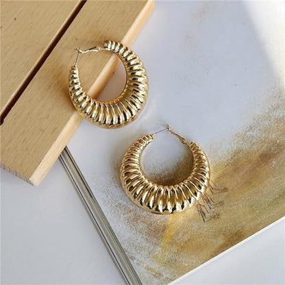 Croissant Earrings for Women Twisted Round Hoop Earrings Elegant Small Hoop Earrings 14K Gold Plated Croissant Stud Earrings Chunky Gold Earrings Jewelry Gifts