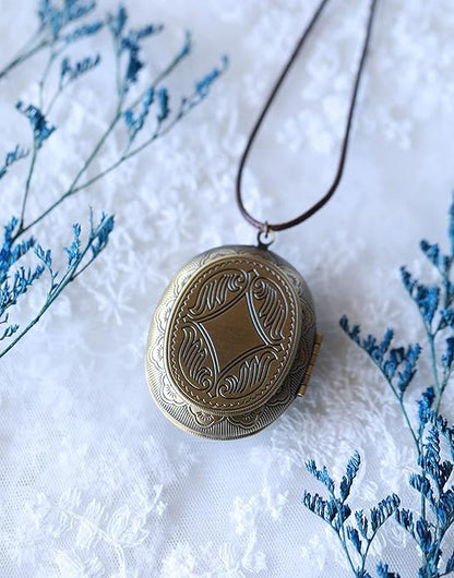 Handmade Oval Shaped Photo Locket with dried Pressed Flowers Locket pendant Necklace - style: Blue Baby's Breath