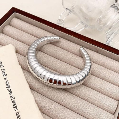Chunky Geometric Textured Open Cuff Bangle Bracelet for Women Men Trendy Hammered Statement Cuff Bracelet Spiraled Oval Charm Cuff Bracelet Jewelry Gifts - color: Silver