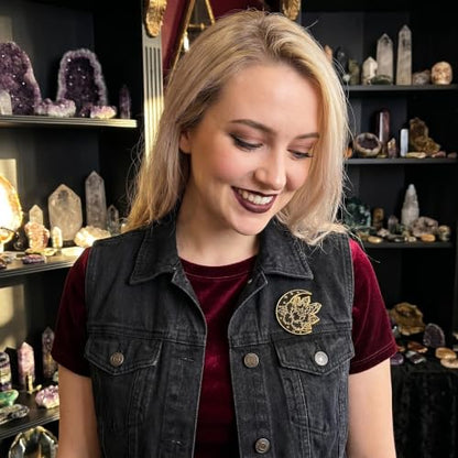 Black Gold Crescent Moon Crystal Flower Enamel Pin, Witchy Celestial Floral Lapel Pin, Gothic Mystical Badge for Jackets Backpacks, Spiritual Gift for Witches Crystal Lovers Gothic Enthusiasts