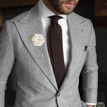 "yueton 1 Pack Men White Rose Flower Gold Leaf Brooch Men Suits Lapel Pin Bridegroom Floral Pins Simple White Flower Brooch for Wedding, Party"