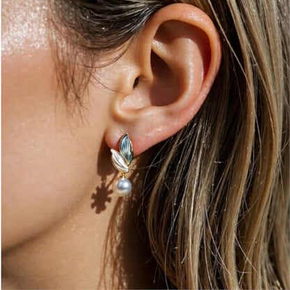 Retro Blue White Leaf Pearl Earrings for Women Light Luxury Faux Pearl Earrings Zinc Alloy Pearl Drop Earrings Casual Daily Wear Accessories for Parties