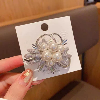 Elegant Floral Brooch Pins for Women, Crystal Pearl Rhinestone CZ Flower Lapel Pin Wedding Party Exquisite Brooches and Pins for Women Ladies - color: Silver+White
