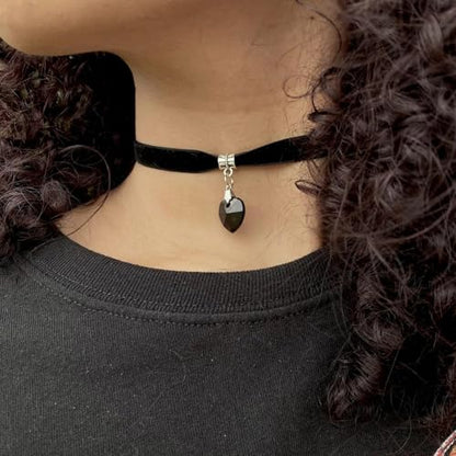 Qceasiy Gothic Black Necklace for Women, Adjustable Victorian Velvet Lace Collar, Halloween Party Cosplay Jewelry Gift - style: Black Heart