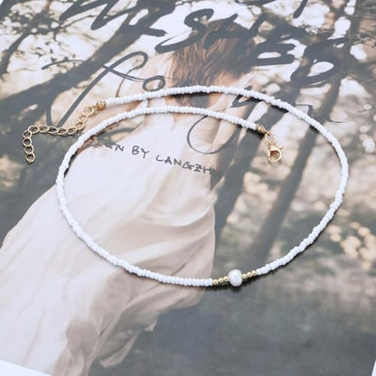 Andelaisi Boho Seed Bead Necklace Vintage Rice Bead Chain Necklace Tiny Ball Chain Choker Single Pearl Collar Hawaiian Beach Collarbone for Women (White)