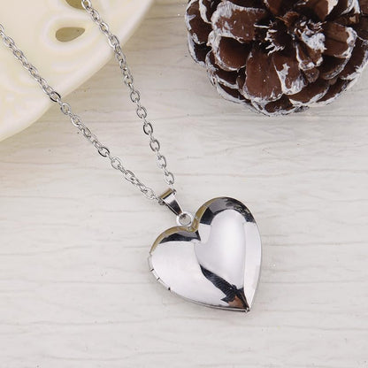 YALLNASL Heart Locket Necklace for Women Men Silver Locket NecklaceS That Holds Pictures Polished Pendant Necklaces for Wife Girlfriend Heart Shaped Neckalce Gift for BFF Sisters - color: silver