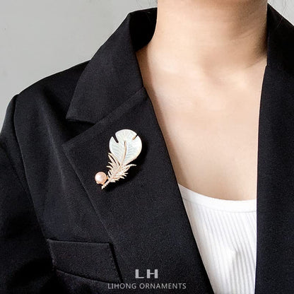 Rhinestone Feather Brooch Pin for Men Women Gold Silver Plated Elegant Delicate Leaves Hat Bag Suit Tie Crystal Pearl Lapel Brooches Trendy Jewelry Gifts (Gold)