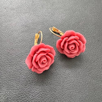 Handmade Bohemian Aesthetic Dainty Acrylic Flower Petal Leverback Earrings Sparkly 14K Gold Floral Dangle Drop Earrings for Women - color: Red