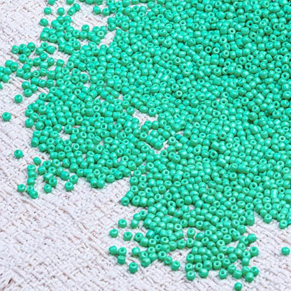 2000pcs Glass Seed Beads Bulk, 4mm 6/0 Mini Pony Spacer Small Individual Color Seed Beads for DIY Bracelet Necklaces Wrist Jewelry Making, Light Green - color: Light Green